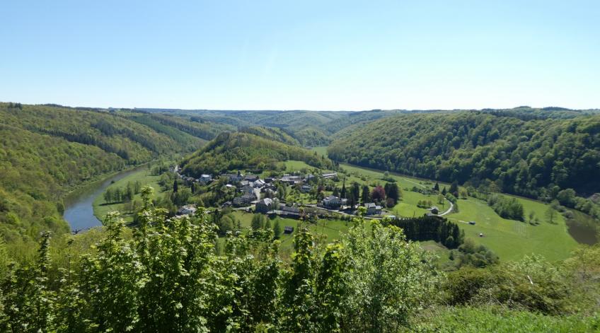 Le panorama de Frahan - Une vue impressionnante dans le charmant village de Rochehaut - Publications Parc Naturel Ardenne Meridionale